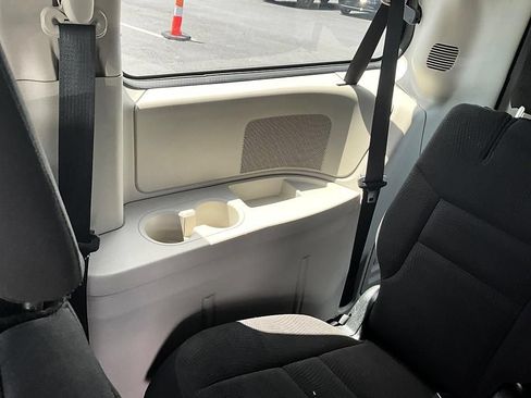Used 2018 Dodge Grand Caravan SE FWD image 31