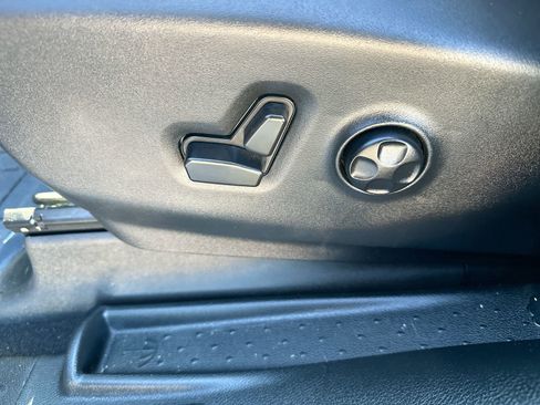 Used 2025 Chrysler Pacifica Limited image 12