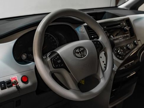 Used 2011 Toyota Sienna LE FWD image 18