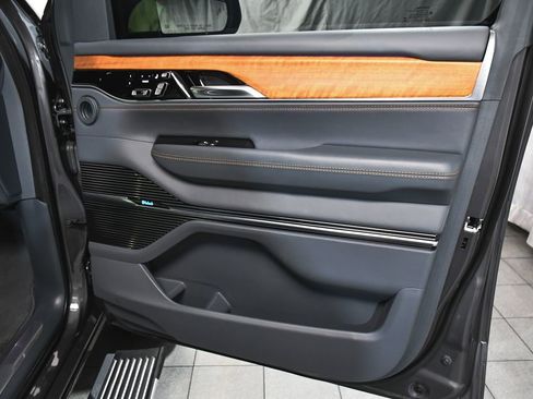 Used 2022 Jeep Grand Wagoneer Series II w/ Convenience Group III AWD/4WD image 16