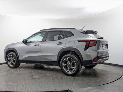 Used 2025 Chevrolet Trax LT FWD image 6
