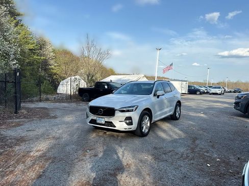 Used 2022 Volvo XC60 B5 Momentum image 1