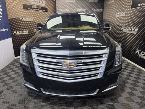Used 2017 Cadillac Escalade Platinum RWD image 3
