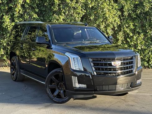 Used 2016 Cadillac Escalade ESV Luxury RWD image 1