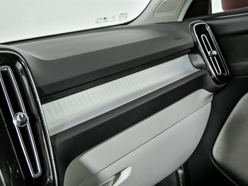 Used 2019 Volvo XC40 T4 Momentum image 36