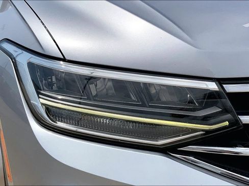 Used 2022 Volkswagen Tiguan SE FWD image 28