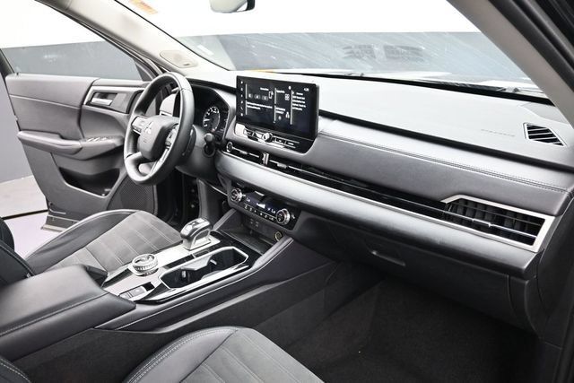 Used 2025 Mitsubishi Outlander SE FWD image 31
