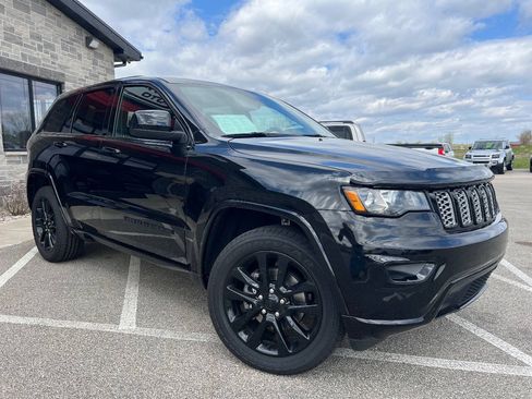 Used 2019 Jeep Grand Cherokee Altitude AWD/4WD image 3