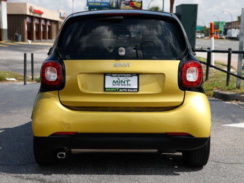 Used 2017 smart fortwo Proxy RWD image 11