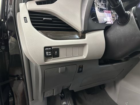 Used 2019 Toyota Sienna XLE FWD image 28