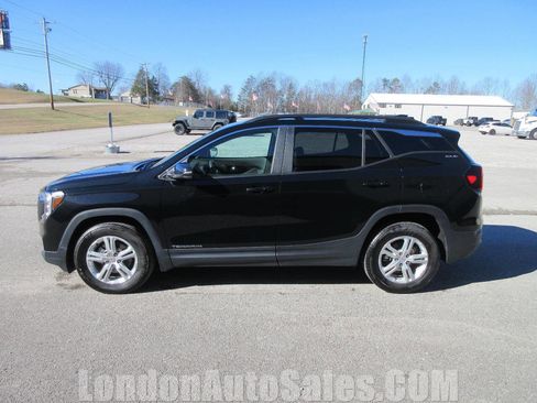 Used 2024 GMC Terrain SLE w/ Driver Convenience Package image 2