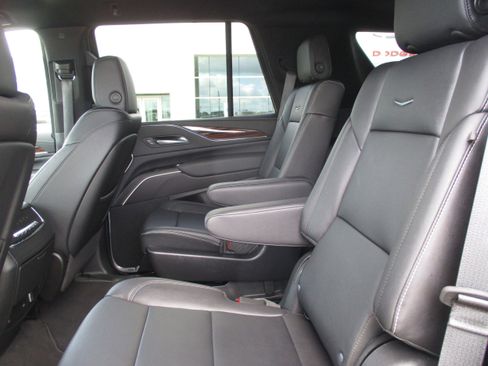 Used 2024 Cadillac Escalade Luxury image 33