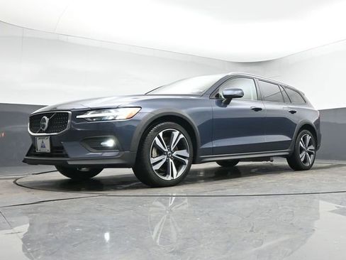 Used 2023 Volvo V60 B5 Cross Country Plus image 12