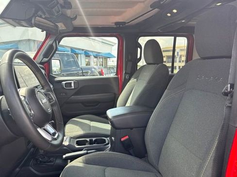 Used 2024 Jeep Wrangler Unlimited Sahara AWD/4WD image 8