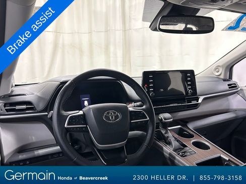 Used 2022 Toyota Sienna XLE image 18