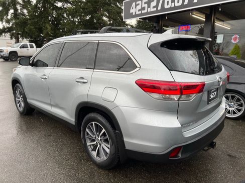 Used 2019 Toyota Highlander XLE AWD/4WD image 3