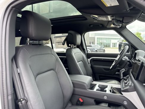 New 2025 Land Rover Defender 130 X-Dynamic SE AWD/4WD image 18