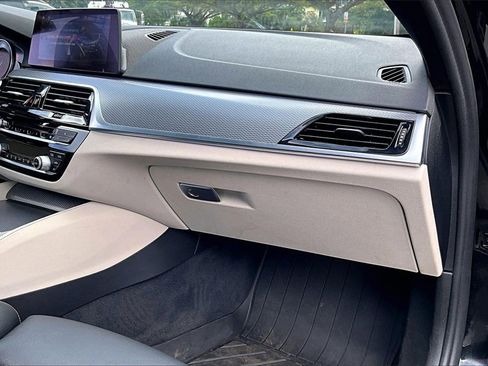 Used 2019 BMW 530e w/ M Sport Package image 16