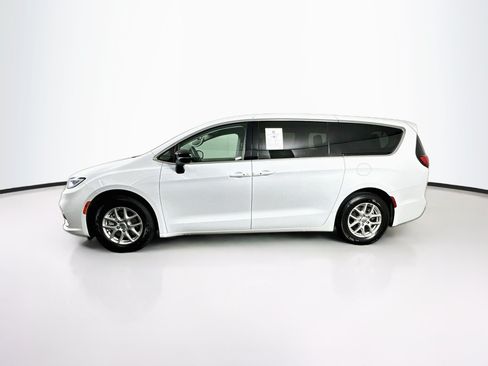 Used 2024 Chrysler Pacifica Touring-L FWD image 4