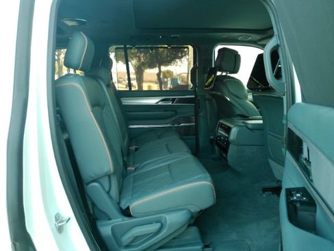 Used 2022 Jeep Grand Wagoneer Series III w/ Rear Seat Video Group 1 AWD/4WD image 31