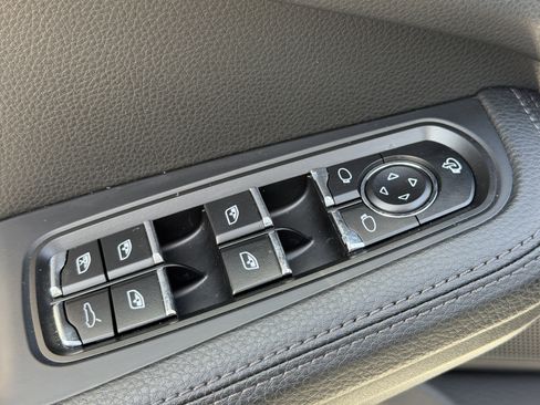 Certified 2025 Porsche Macan image 23