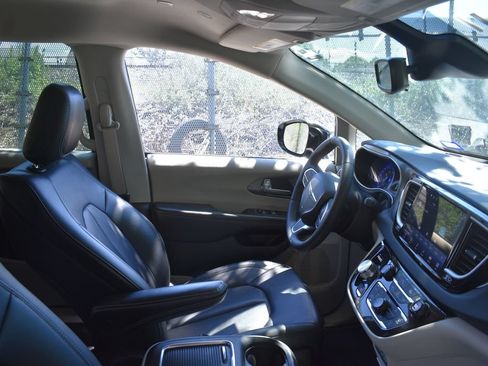 Used 2024 Chrysler Pacifica Touring-L FWD image 20