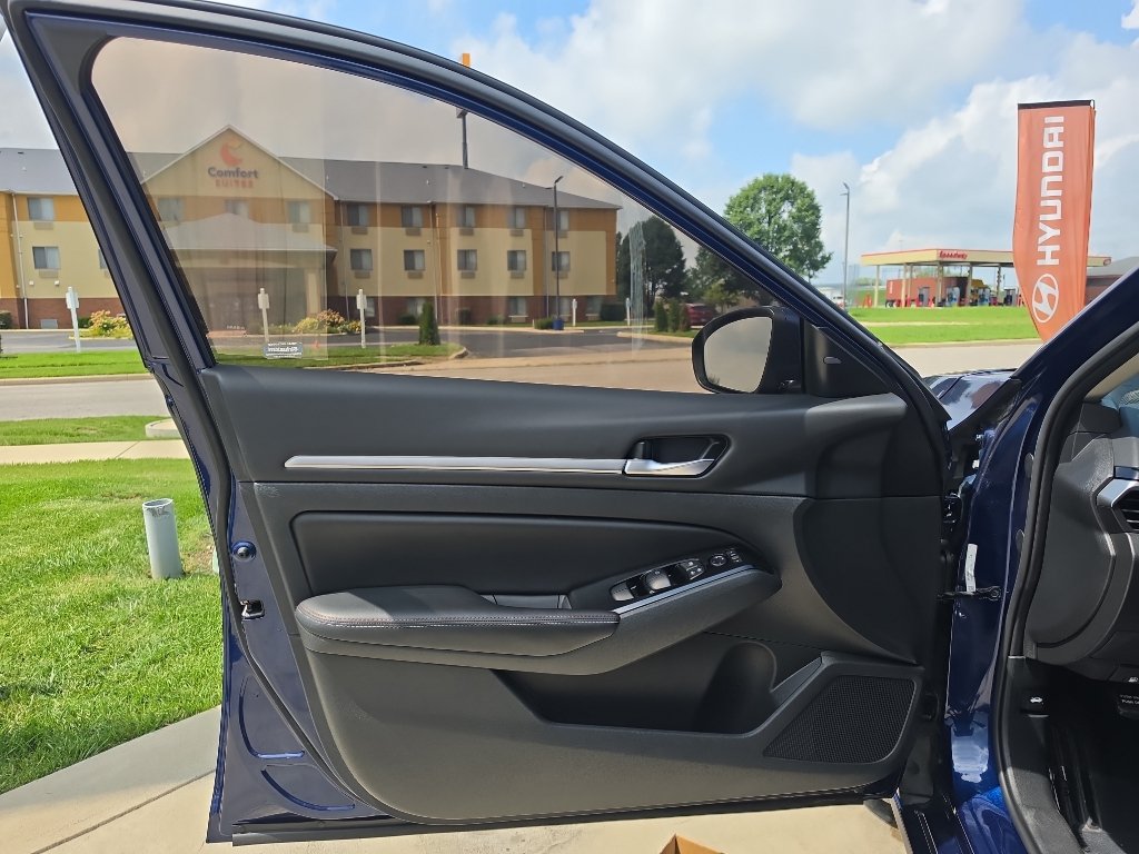 Used 2024 Nissan Altima 2.5 SR w/ SR Premium Package FWD image 18
