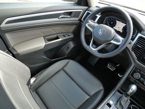 Certified 2023 Volkswagen Atlas SEL R-Line image 9