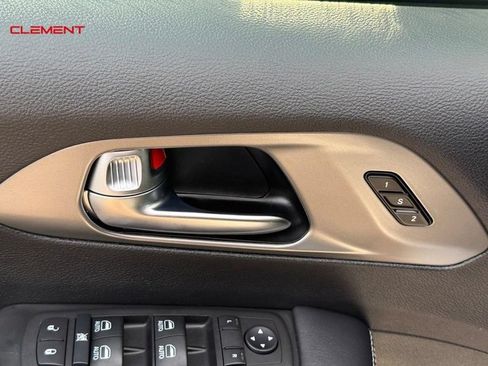 Used 2025 Chrysler Pacifica Select FWD image 21