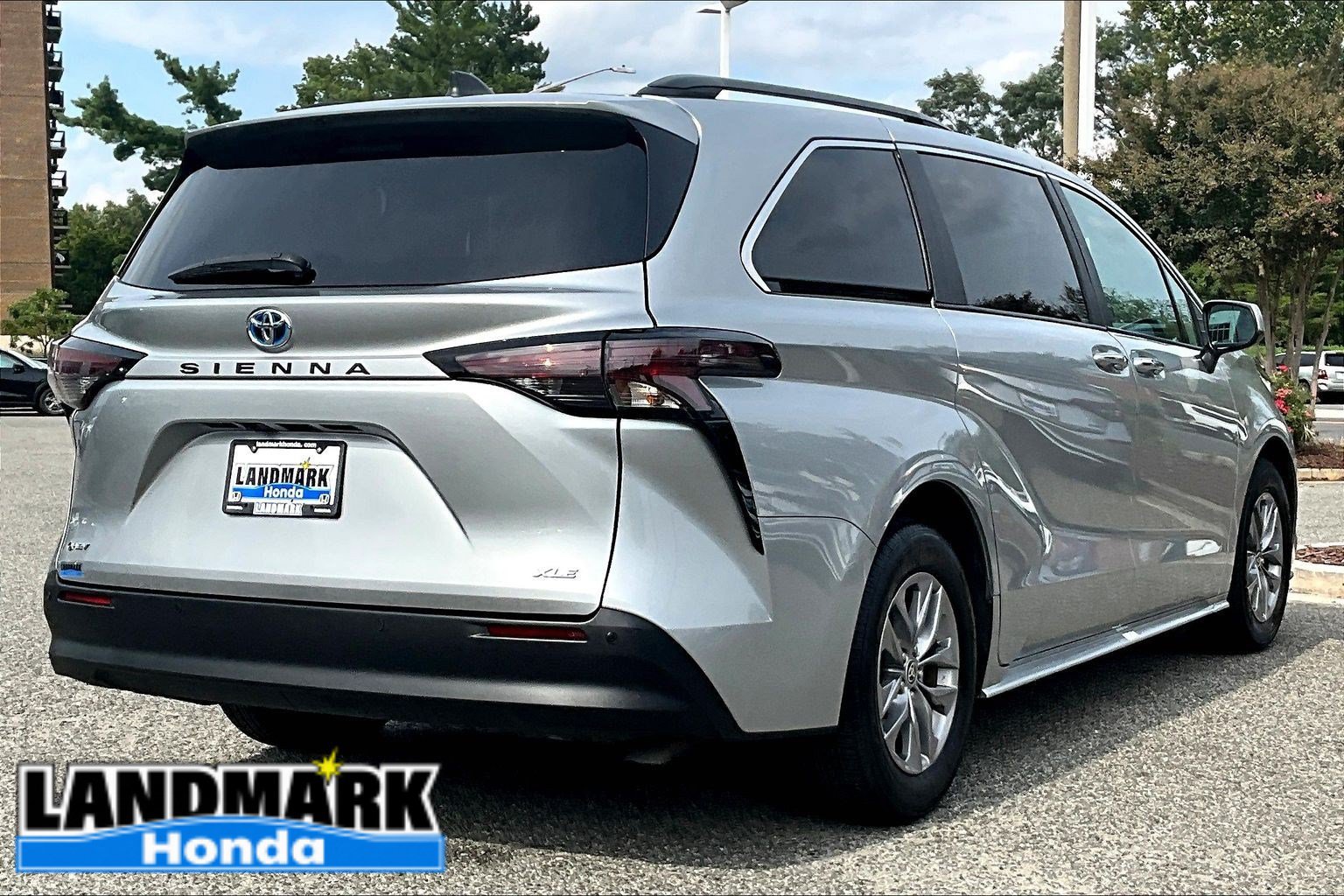 Used 2025 Toyota Sienna XLE FWD image 2