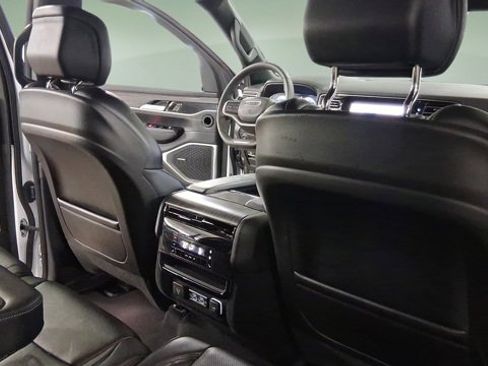 Used 2024 Jeep Wagoneer L Series II w/ Flexible Seating Group image 15