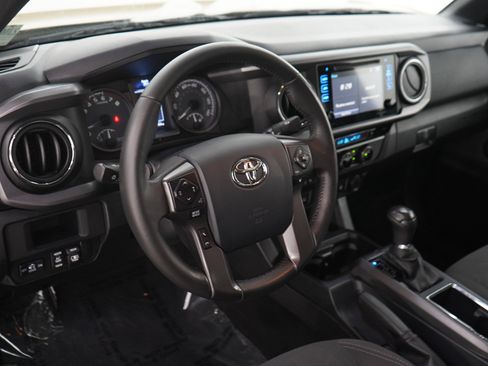 Used 2017 Toyota Tacoma TRD Off-Road w/ Premium & Technology Package AWD/4WD image 19