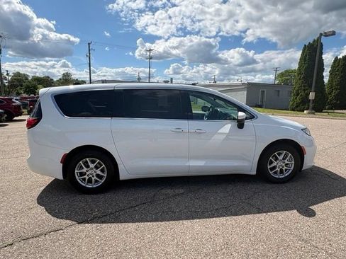Used 2023 Chrysler Pacifica Touring-L FWD image 6