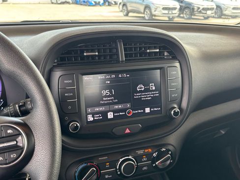Used 2025 Kia Soul LX w/ LX Technology Package FWD image 19