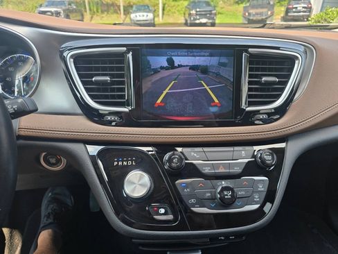 Used 2017 Chrysler Pacifica Limited w/ Tire & Wheel Group FWD image 27