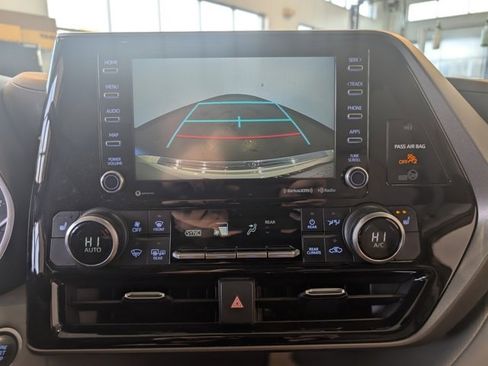 Used 2020 Toyota Highlander XLE image 20