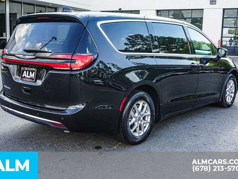 Used 2023 Chrysler Pacifica Touring-L FWD image 5