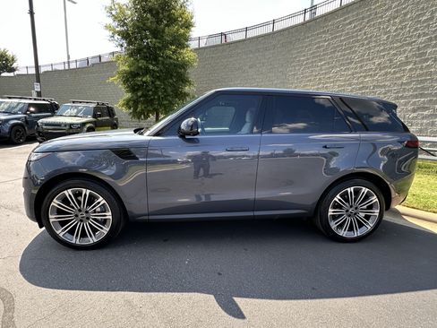 Used 2025 Land Rover Range Rover Sport SE AWD/4WD image 4