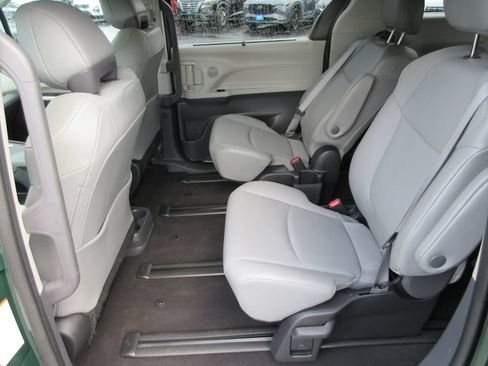 Used 2022 Toyota Sienna XLE AWD/4WD image 15