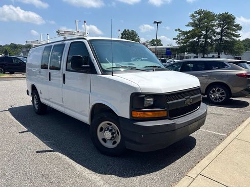 Used 2017 Chevrolet Express 2500 RWD image 3