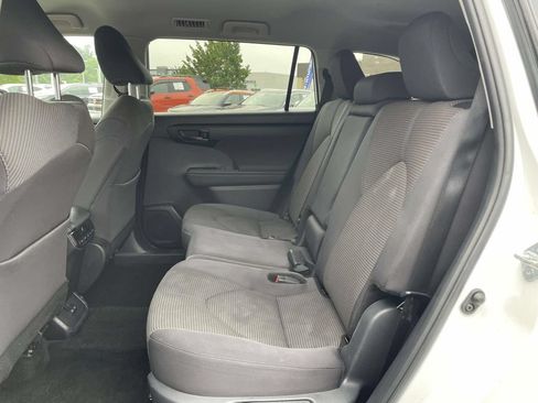 Used 2024 Toyota Highlander LE FWD image 3