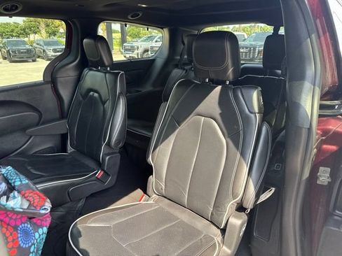 Used 2022 Chrysler Pacifica Limited w/ S Appearance Package FWD image 8