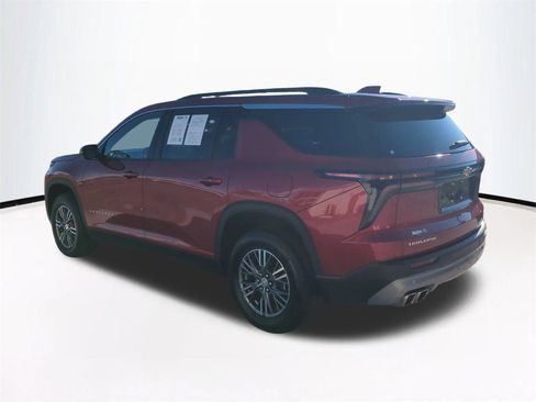 Used 2025 Chevrolet Traverse LT image 7