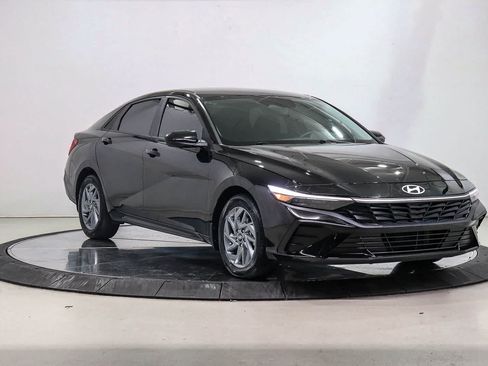 Used 2025 Hyundai Elantra Hybrid FWD image 5