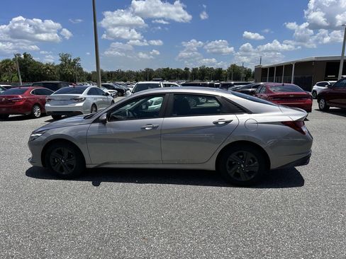 Used 2023 Hyundai Elantra SEL w/ Preferred Accessory Package FWD image 12
