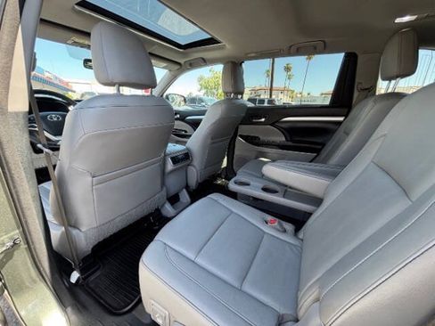 Used 2016 Toyota Highlander XLE AWD/4WD image 18