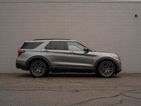 Used 2025 Ford Explorer ST AWD/4WD image 8