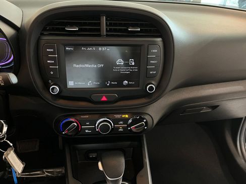 Used 2025 Kia Soul LX w/ LX Technology Package FWD image 17