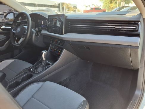 Used 2025 Volkswagen Jetta SE FWD image 12