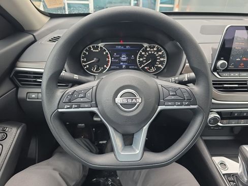 Used 2025 Nissan Altima 2.5 SV FWD image 18